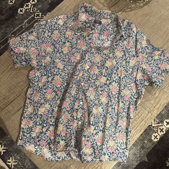 Untuckit Short Sleeve Button Down Linen Shirt. - Picture 2 of 4